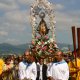 <p>&nbsp;</p>
<div style="line-height: 150%"><b>A Virxe de Guadalupe. Rianxo</b></div>
<div style="line-height: 150%"><span>&nbsp;&nbsp;&nbsp;&nbsp;&nbsp;&nbsp;&nbsp;&nbsp;&nbsp;&nbsp;&nbsp; Dende hai m&aacute;is de 150 anos a festa m&aacute;is importante de Rianxo &eacute; a Festa de Guadalupe, celebrada &nbsp;entre os d&iacute;as 8 e 15 de setembro en honra a unha das poucas virxes negras Galegas: Nosa Se&ntilde;ora de Guadalupe. O primeiro domingo despois do d&iacute;a 8, os veci&ntilde;os sacan a Virxe nunha impresionante procesi&oacute;n mar&iacute;tima de centros de barcos de pesca, cargados de m&uacute;sicos e p&uacute;blico e engalanados para a ocasi&oacute;n. &Eacute; tradici&oacute;n rianxeira que &aacute; media noite dese d&iacute;a todas as luces do pobo sexan apagadas e todos os rianxeiros e rianxeiras entoen ao un&iacute;sono &ldquo;A Rianxeira&rdquo;, un tema moi popular en Galicia dedicado &aacute; Virxe de Guadalupe.</span></div>
<div style="line-height: 150%">&nbsp;</div>
<div style="text-indent: 35.4pt; line-height: 150%">Esta sonad&iacute;sima cantiga cumpriu 50 anos en 2001.<span> Foi escrita polo m&uacute;sico rianxeiro Angel Romero Lojo cando se atopaba emigrado en Bos Aires e dirix&iacute;a a &ldquo;Rondalla Castelao&rdquo;. Polo visto Angel Romero inspirouse na impresionante procesi&oacute;n mari&ntilde;eira para compo&ntilde;er esta cantiga. A letra orixinal era: </span></div>
<div style="line-height: 150%">&nbsp;</div>
<div style="line-height: 150%" align="center"><span style="font-size: 7.5pt; line-height: 150%">Moito me gustas rianxeira<br />
que est&aacute;s eiqu&iacute; na Arxentina<br />
verche cantar e beilar-e<br />
coma al&aacute; na terra mi&ntilde;a (bis)<br />
<br />
RETROUSO:<br />
Ondi&ntilde;as ve&ntilde;en<br />
ondi&ntilde;as ve&ntilde;en e van<br />
non te vaias rianxeira<br />
que te vas a marear (bis)<br />
<br />
Que guapa estabas rapaza<br />
cando che vin na ribeira,<br />
ti&ntilde;al-a cara morena<br />
coma a virxe rianxeira (bis)<br />
<br />
RETROUSO</span></div>
<div style="line-height: 150%" align="center">&nbsp;</div>
<div style="line-height: 150%" align="center"><span style="font-size: 7.5pt; line-height: 150%">A virxe de Guadalupe<br />
v&aacute;i no yate de Baltar,<br />
l&eacute;vana os rianxeiros<br />
a remolque polo mar (bis)</span></div>
<div style="line-height: 150%">&nbsp;</div>
<div style="line-height: 150%">&nbsp;Sen embargo a m&aacute;is co&ntilde;ecida por todos os galegos &eacute; a seguinte:</div>
<div style="line-height: 150%">&nbsp;</div>
<div style="line-height: 150%" align="center"><span style="font-size: 7.5pt; line-height: 150%">A virxe de Guadalupe<br />
cando vai pola riveira,<br />
descalci&ntilde;a pola area<br />
parece unha rianxeira (bis)<br />
<br />
RETROUSO</span></div>
<div style="line-height: 150%" align="center">&nbsp;</div>
<div style="line-height: 150%" align="center"><span style="font-size: 7.5pt; line-height: 150%">A virxe de Guadalupe<br />
cando veu para Rianxo,<br />
a barqui&ntilde;a que atrouxo<br />
era de pau de laranxo (bis)<br />
<br />
RETROUSO</span></div>
<div style="line-height: 150%" align="center">&nbsp;</div>
<div style="line-height: 150%" align="center"><span style="font-size: 7.5pt; line-height: 150%">A virxe de Guadalupe<br />
quen a fixo moreni&ntilde;a,<br />
foi un rai&ntilde;o de sol<br />
que entrou pola ventani&ntilde;a (bis)</span></div>
<div style="line-height: 150%">&nbsp;</div>
<div style="line-height: 150%">&nbsp;</div>
<div style="line-height: 150%">&nbsp;</div>
<div style="line-height: 150%">&nbsp;Fotograf&iacute;a de Fernando Garc&iacute;a</div>